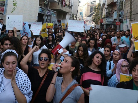 Çeviriler 27 Yüzlerce Filistinli Kadın Toplumsal Cinsiyete Dayalı Şiddete Karşı Yürüyüş Yapıyor