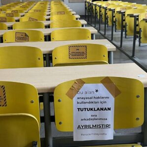 Gençlerimi de Alarak Bayrak Bayrak/Şaha Kalktıysam Deviremezsiniz!