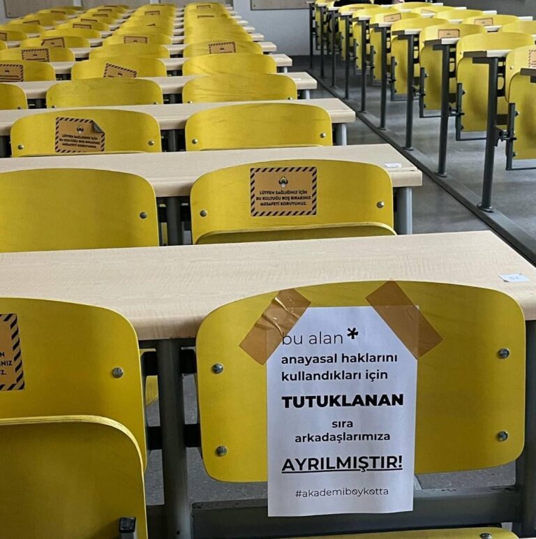 Gençlerimi de Alarak Bayrak Bayrak/Şaha Kalktıysam Deviremezsiniz!
